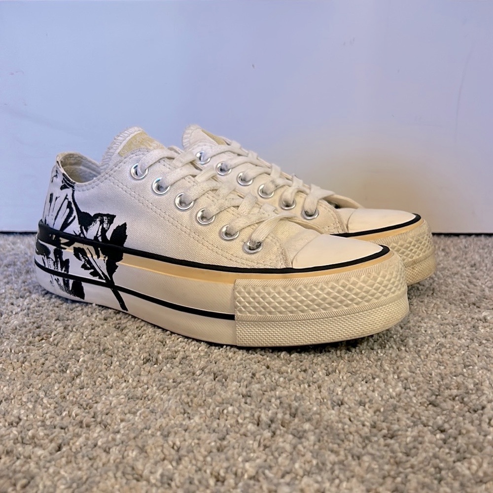 Low top platform white, black, and yellow flower Converse. Size 5 w